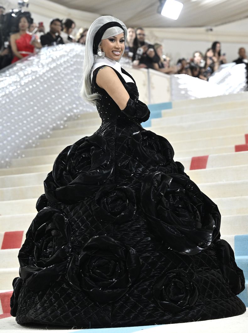 Cardi B llega a la gala del Instituto del Vestido del Museo Metropolitano de Arte para celebrar la inauguración de la exposición Karl Lagerfeld: A Line of Beauty el lunes 1 de mayo de 2023 en Nueva York. (Foto Evan Agostini/Invision/AP)