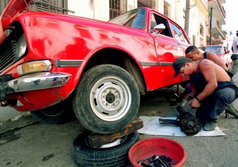 ¿Faltan uniformes escolares o piezas de autos soviéticos en Cuba? En Miami pueden encontrarse uniformes venidos de China y piezas venidas de Rusia que rompen el bloqueo del régimen castrista contra el pueblo cubano.