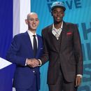 Brandon Miller, a la derecha, posa con el comisionado de la NBA, Adam Silver, después de que los Hornets de Charlotte, lo contrataran como segundo seleccionado general en el draft de la NBA en Nueva York, el jueves 22 de junio de 2023. (AP Foto/John Minchillo)