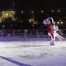 Con la Casa Blanca decorada para las festividades navideñas al fondo, Snoopy patina sobre la pista de hielo de la Casa Blanca, ubicada en el patio sur del complejo, el miércoles 29 de noviembre de 2023, durante la ceremonia de presentación de la pista en Washington. (AP Foto/Jacquelyn Martin)