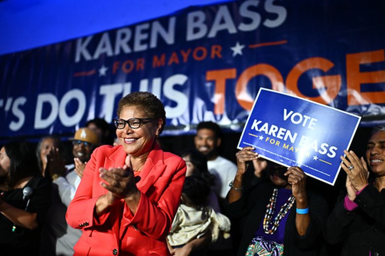 La alcaldesa de Los Ángeles, Karen Bass, habla en una fiesta electoral el martes 2 de junio de 2026 en Los Ángeles. (AP Foto/William Liang)