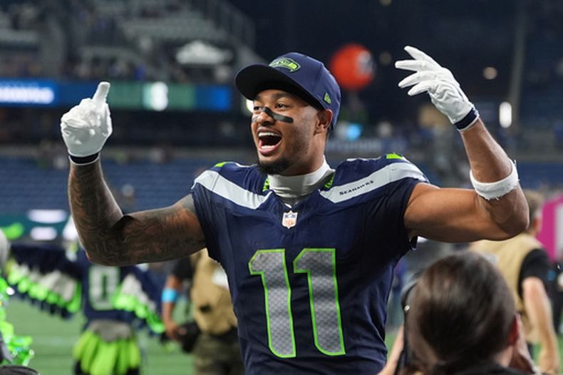 Jaxon Smith-Njigba, receptor de los Seahawks de Seattle, celebra la victoria ante los Patriots de Nueva Inglaterra, el miércoles 9 de septiembre de 2026, en Seattle. (AP Foto/Lindsey Wasson)