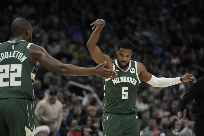 Malik Beasley, de los Bucks de Milwaukee, festeja luego de atinar un triple en el partido del jueves 21 de diciembre de 2023, ante el Magic de Orlando (AP Foto/Morry Gash)