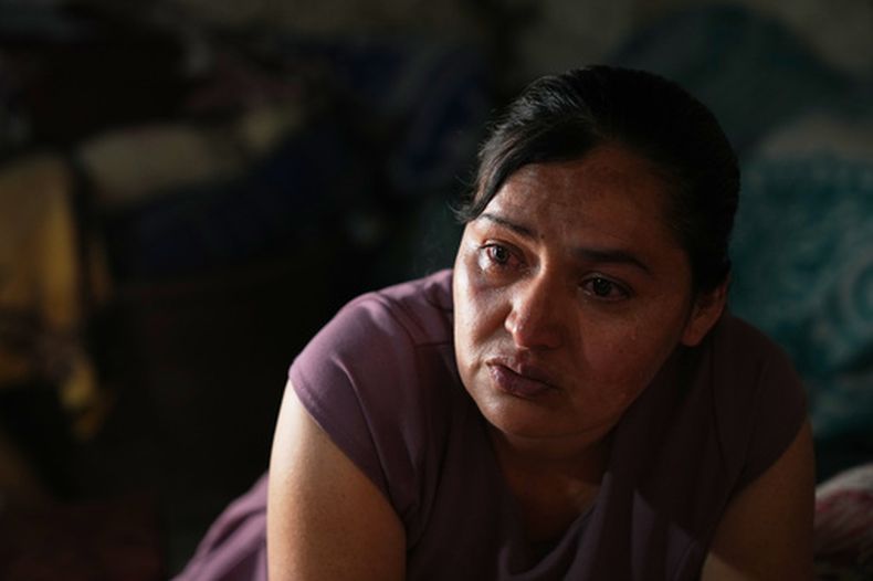 Mirsy Maricela Alva Lopez, una migrante guatemalteca que fue separada de su hijo Ederson en dos ocasiones, llora durante una entrevista en la casa de sus padres en San Martín Cuchumatán, Guatemala, el jueves 30 de abril de 2026. (AP Foto/Moisés Castillo)