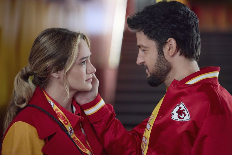 En esta imagen, publicada por Hallmark Media, aparecen Hunter King, izquierda, y Tyler Hynes en una escena de Holiday Touchdown: A Chiefs Love Story. (Joshua Haines/Hallmark Media vía AP)