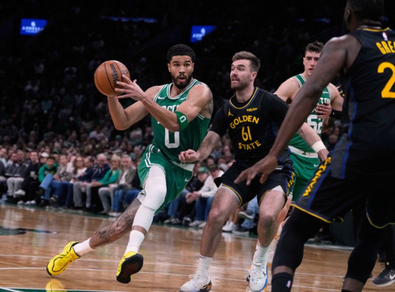 El alero de los Celtics de Boston Jayson Tatum avanza hacia la canasta en el encuentro ante los Warriors de Golden State el miércoles 18 de marzo del 2026. (AP Foto/Charles Krupa)