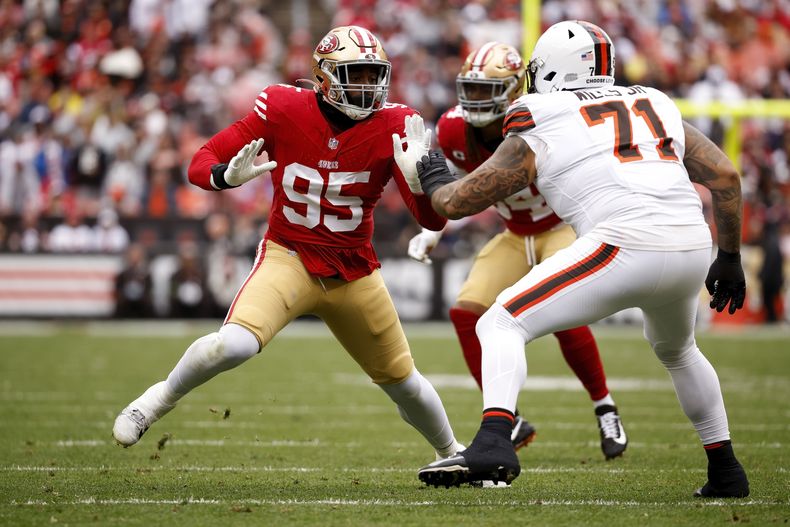ARCHIVO - Drake Jackson (95), de los 49ers de San Francisco, trata de evadir un bloqueo de Jedrick Wills Jr., liniero ofensivo de los Browns de Cleveland, durante un partido de fútbol americano de la NFL, el 15 de octubre de 2023, en Cleveland. (AP Foto/Kirk Irwin, Archivo)