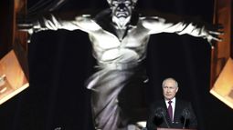 ARCHIVO - El presidente de Rusia, Vladímir Putin, habla durante un acto para conmemorar el 80vo aniversario de la Batalla de Kursk en la II Guerra Mundial, en un monumento en la localidad de Ponyri, cerca de Kursk, Rusia, el 23 de agosto de 2023. (Gavriil Grigorov/Sputnik, Kremlin Pool Foto via AP, Archivo)