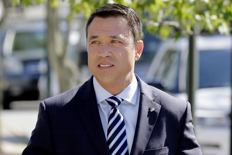ARCHIVO - El exrepresentante federal Michael Grimm llega a su centro de votación en el distrito de Staten Island, Nueva York, 26 de junio de 2018. (AP Foto/Seth Wenig, Archivo)