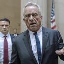 El candidato independiente a la presidencia de Estados Unidos, Robert F. Kennedy Jr., habla con reporteros en la Corte Suprema del condado de Nassau, en Mineola, Nueva York, el 21 de agosto de 2024. (AP Foto/Stefan Jeremiah, Pool)