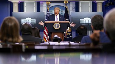Trump reconoce que frena fondos para voto por correo