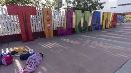 Una menor procedente del estado mexicano de Morelia, duerme frente a un cartel con el nombre de Tijuana mientras las citas solicitadas por su familia a través de la app CBP One para pedir asilo en Estados Unidos fueron declaradas no válidas, el 20 de enero de 2025, en Tijuana, México, poco después de la investidura de Donald Trump como presidente de Estados Unidos. (AP Foto/Gregory Bull)