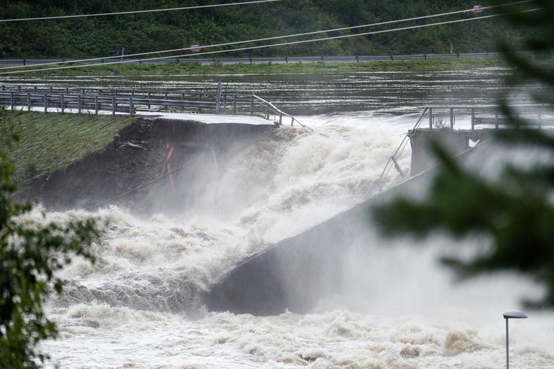 Agua atraviesa una represa en Braskereidfoss, Noruega, el miércoles 9 de agosto de 2023. (Cornelius Poppe/NTB Scanpix via AP)