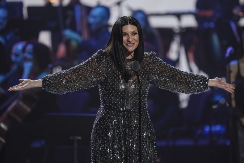 ARCHVO - Laura Pausini celebra tras recibir el premio de la Personas del Año de la Academia Latina de la Grabación en Sevilla, España, el 15 de noviembre de 2023. Pausini lanzó la canción Chao y está nominada al Latin Grammy por su álbum Almas paralelas. (Foto Jose Breton/Invision/AP)