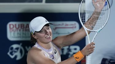 Swiatek avanza a la final en Dubai al superar a Gauff