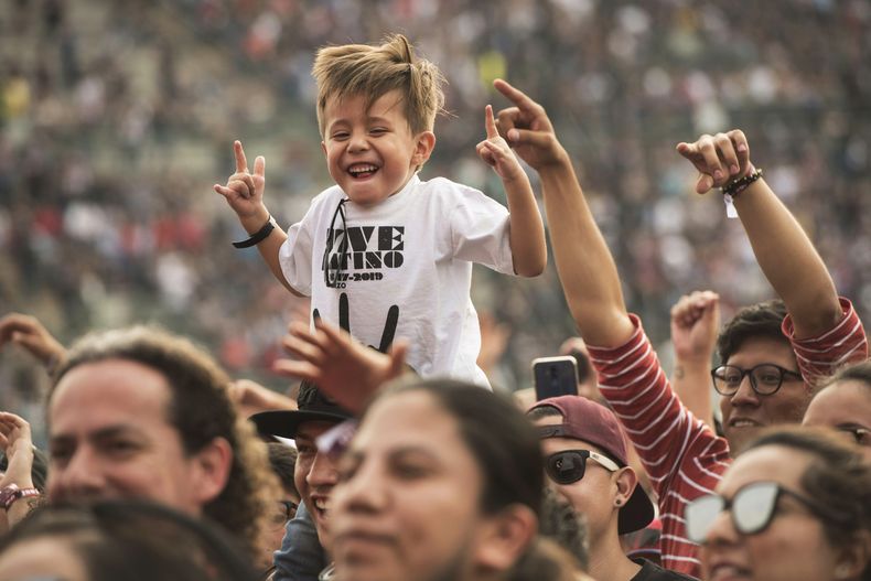 ARCHIVO - Un niño asiste al festival de música Vive Latino en la Ciudad de México, el 17 de marzo de 2019. (Foto AP/Christian Palma, archivo)