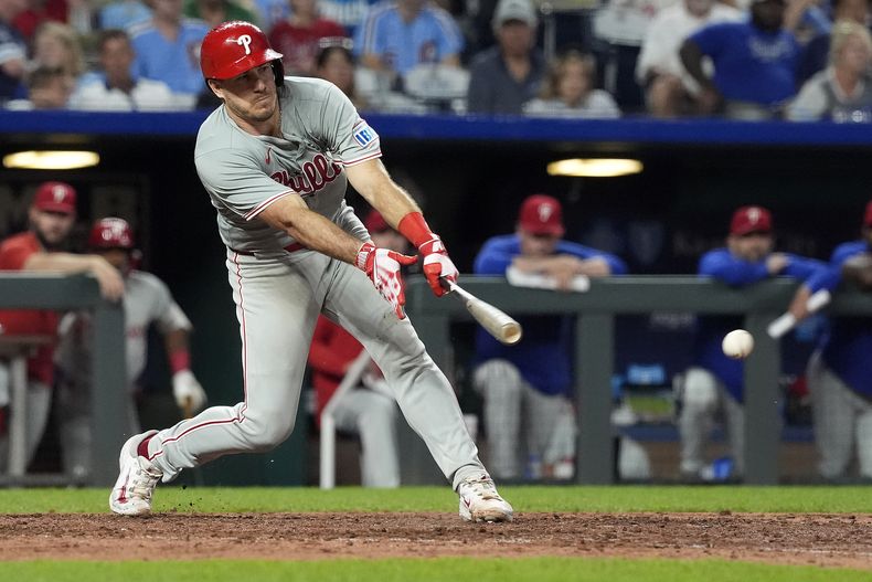 J.T. Realmuto, de los Filis de Filadelfia, pega un rodado productor de out ante los Reales de Kansas City, el sábado 24 de agosto de 2024 (AP Foto/Charlie Riedel)