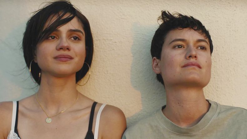 En esta imagen proporcionada por Sundance Institute, Alessandra Lacorazza Samudio, izquierda, y Sasha Calle en una escena de In The Summers de Alessandra Lacorazza Samudio, de la selección oficial del Festival de Cine de Sundance 2024. (Sundance Institute via AP)