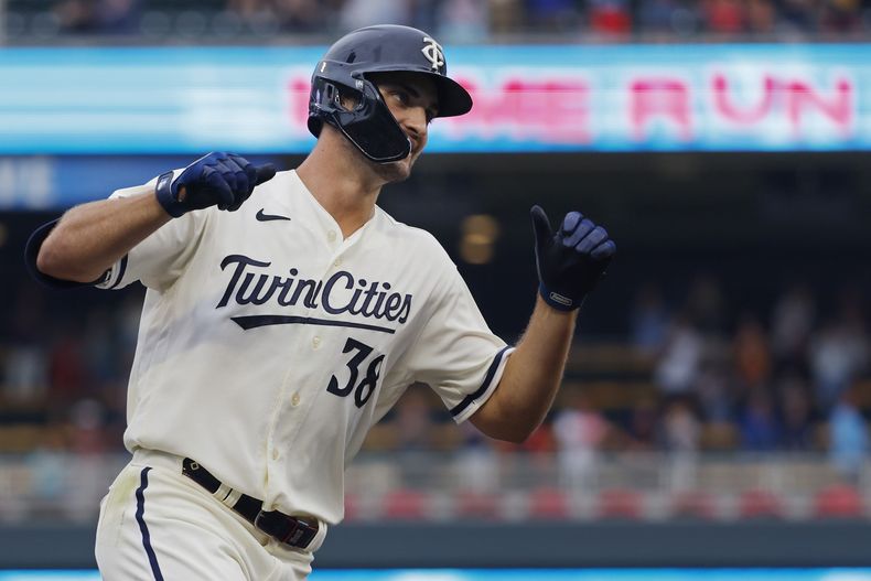 Matt Wallner de los Mellizos de Minnesta recorre las bases luego de su jonrón de dos carreras para vencer a los Diamondbacks de Arizona en el noveno episodio de juego en Mineápolis. Domingo 6 de agosto de 2023. (AP Foto/Bruce Kluckhohn)