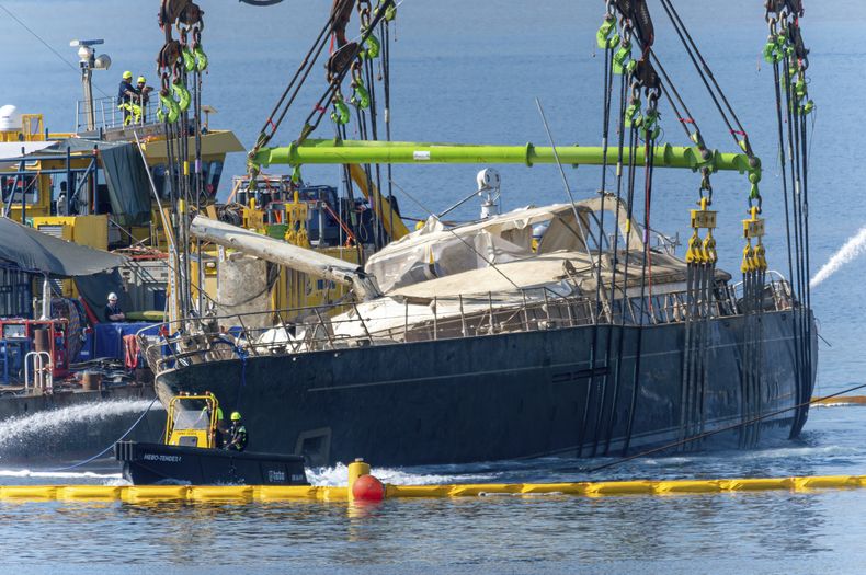 El casco del superyate Bayesian, que naufragó cerca de Palermo, Sicilia, el 19 de agosto de 2024, es reflotado desde el fondo del mar, en Porticello, el 21 de junio de 2025. (AP Foto/Salvatore Cavalli)