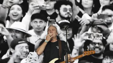 David Summers, de la banda española Hombres G, durante su presentación en el Festival Vive Latino en la Ciudad de México el domingo 17 de marzo de 2024. (Foto AP/Ginnette Riquelme)