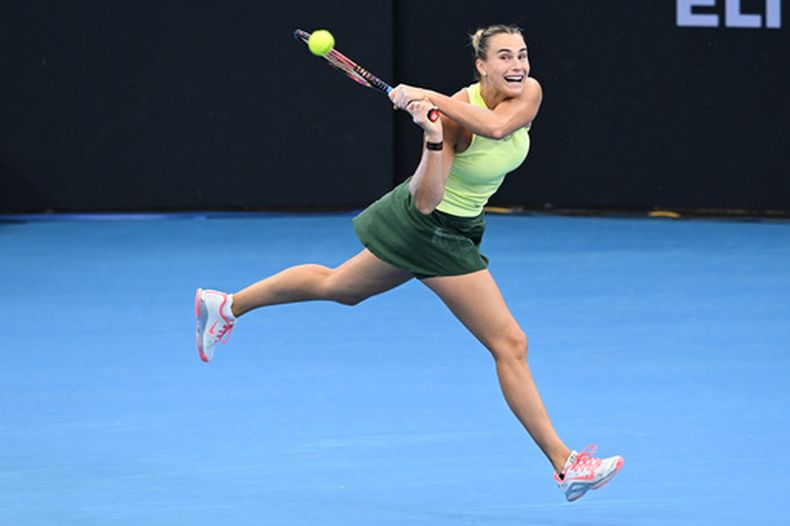 Aryna Sabalenka devuelve ante Madison Keys en los cuartos de final del torneo de Brisbane, el viernes 9 de enero de 2026. (Darren England/AAP Image vía AP)
