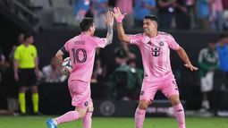 El uruguayo Luis Suárez festeja con el argentino Lionel Messi, su compañero en el Inter Miami, luego de anotar en el encuentro inaugural de su nuevo estadio, el sábado 4 de abril de 2026, ante Austin (AP Foto/Lynne Sladky) El uruguayo Luis Suárez festeja con el argentino Lionel Messi, su compañero en el Inter Miami, luego de anotar en el encuentro inaugural de su nuevo estadio, el sábado 4 de abril de 2026, ante Austin (AP Foto/Lynne Sladky)