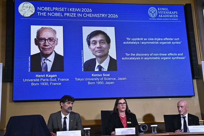 Las fotos de Henri Kagan y Kenso Soai, en una pantalla, tras anunciar su Nobel de Química, en la Real Academia de las Ciencias de Suecia, en Estocolmo, Suecia, el 7 de octubre de 2026. (Fredrik Sandberg/TT News Agency via AP)