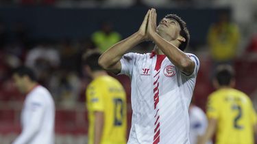 americateve | El jugador del Sevilla, Diego Perotti, gesticula durante un partido contra Estoril por la Liga Europa el jueves, 28 de noviembre de 2013, en Sevilla, Espa&ntilde;a. (AP Photo/Toni Rodriguez)