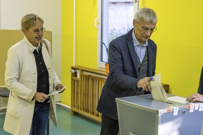 Hans-Christoph Berndt, candidato del AfD en las elecciones de Brandeburgo, y su esposa depositan su sufragio el 22 de septiembre del 2024 en Potsdam, Alemania. (Frank Hammerschmidt/dpa via AP)