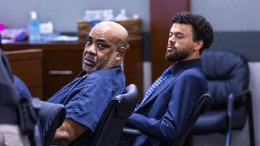 Duane Davis mira hacia atrás durante una audiencia sobre reclamos de mala conducta del jurado en su caso de agresión en prisión en el Centro de Justicia Regional el miércoles 2 de julio de 2025, en Las Vegas. (L.E. Baskow/Las Vegas Review-Journal via AP, Pool)