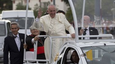 papa se reune con fidel castro tras advertir sobre ideologia