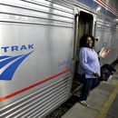 ARCHIVO - Una pasajera sale de un tren en una estación de Nueva Orleans, el 2 de noviembre de 2008. (AP Foto/Pat Semansky, Archivo)