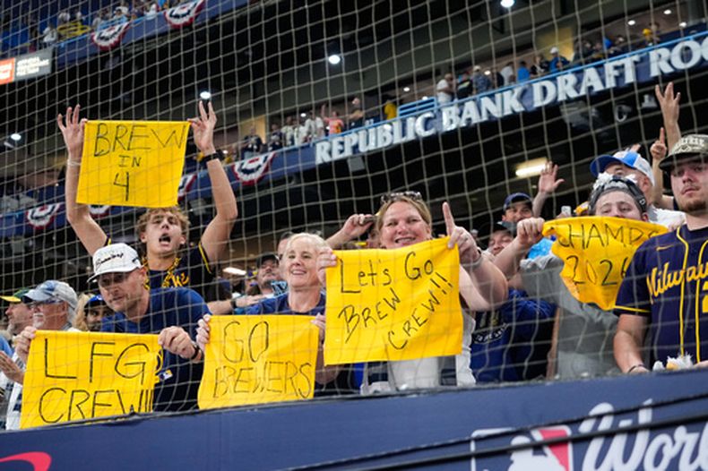 Aficionados de los Cerveceros de Milwaukee festejan tras el tercer juego de la Serie Mundial de béisbol, el lunes 26 de octubre de 2026, en St. Petersburg, Florida, entre los Cerveceros de Milwaukee y los Rays de Tampa Bay. (Foto AP/Chris OMeara)