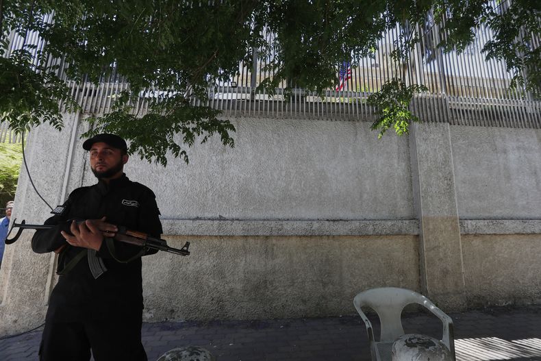 Un miembro de las fuerzas de seguridad monta guardia ante la residencia del embajador estadounidense, mientras el embajador en Turquía y enviado especial a Siria, Tom Barrack, llega para inaugurar el complejo tras un prolongado cierre en Damasco, Siria, el jueves 29 de mayo de 2025. (AP Foto/Omar Sanadiki)