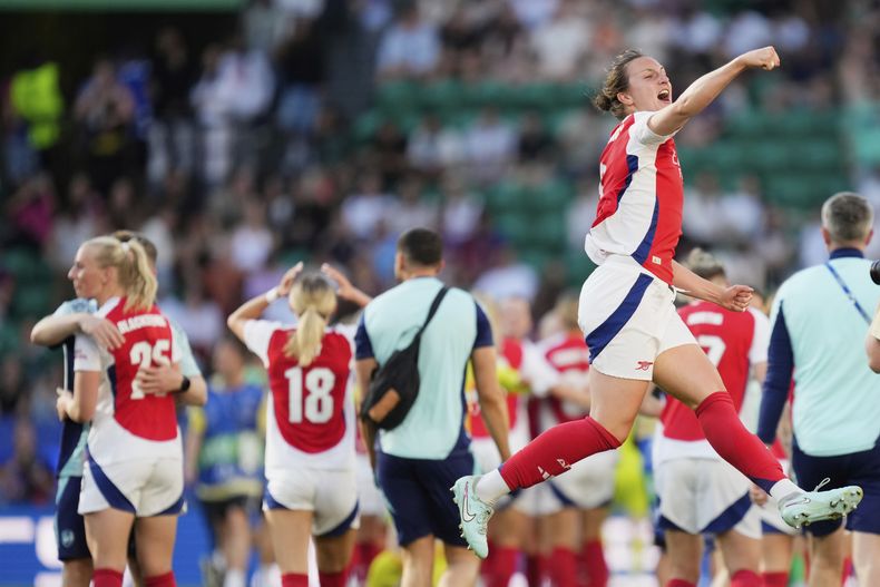 Las jugadoras del Arsenal celebran después de ganar el partido de la final de la Liga de Campeones femenina entre el Arsenal y el FC Barcelona en el estadio José Alvalade en Lisboa, el sábado 24 de mayo de 2025. (AP Foto/José Bretón)