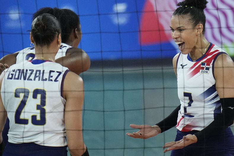Yaneirys Rodríguez, de República Dominicana, festeja con sus compañeras Galia González y Jineiry Martínez (2do plano), durante la final del voleibol de los Juegos Centroamericanos y del Caribe en San Salvador, el sábado 8 de julio de 2023 (AP Foto/Arnulfo Franco)