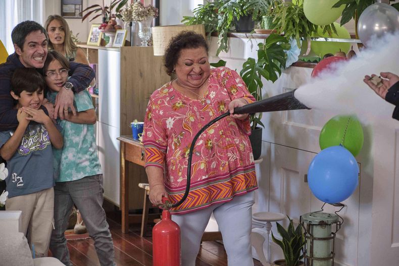 En esta imagen proporcionada por ViX, de izquierda a derecha, David Aguilar, Mauricio Ochmann, Erick Velarde, Paloma Ruiz, fondo, y Norma Angélica in a scene from the series Papa soltero. (ViX vía AP)
