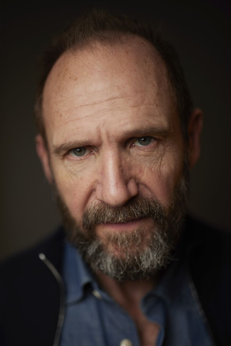 Ralph Fiennes posa para promover la película The Return el miércoles 4 de diciembre de 2024 en Nueva York. (Foto Matt Licari/Invision/AP)