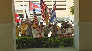 exiliados cubanos en miami protestan contra el gobierno de ecuador