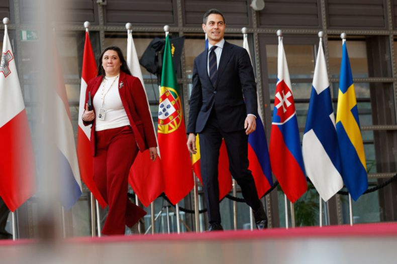 El primer ministro de Holanda, Rob Jetten, llega a la cumbre de la UE en el edificio del Consejo Europeo en Bruselas, el jueves 19 de marzo de 2026. (AP Foto/Geert Vanden Wijngaert)