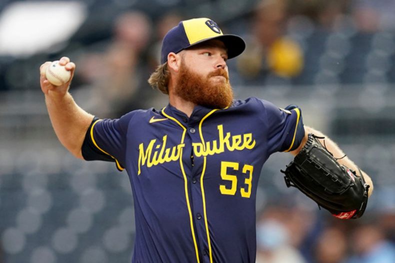 ARCHIVO - Brandon Woodruff, lanzador de los Cerveceros de Milwaukee, trabaja durante la primera entrada del juego de béisbol de Grandes Ligas contra los Piratas de Pittsburgh el 6 de septiembre de 2025, en Pittsburgh. (AP Foto/Matt Freed, Archivo)
