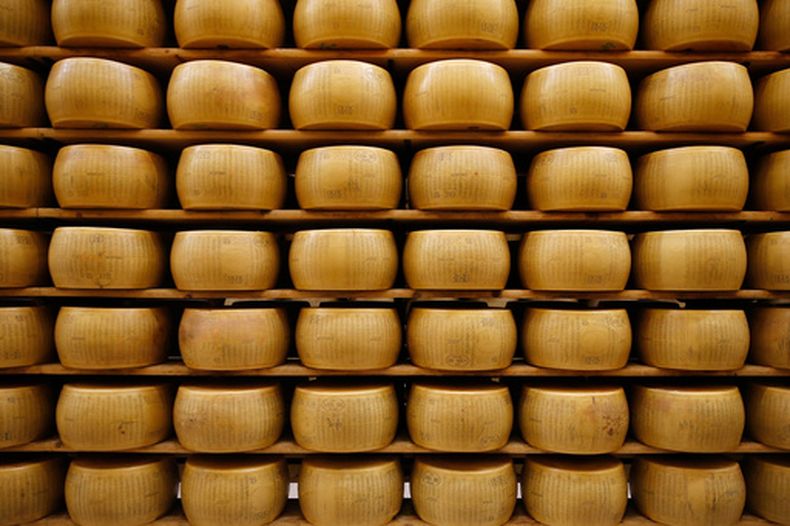 Ruedas de queso parmigiano en Noceto, cerca de Parma, Italia, el 8 de octubre del 2019. (AP foto/Antonio Calanni)
