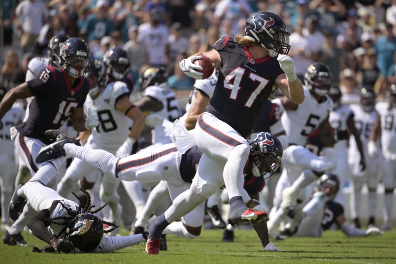El fullback Andrew Beck (47), de los Texans de Houston, devuelve un kickoff para un touchdown en contra de los Jaguars de Jacksonville durante la segunda mitad del juego de la NFL, el domingo 24 de septiembre de 2023, en Jacksonville, Florida. (AP Foto/Phelan M. Ebenhack)
