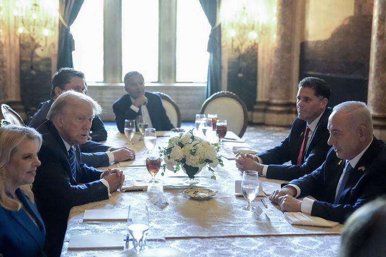 El candidato presidencial republicano, el expresidente de EEUU Donald Trump, se reúne con el primer ministro israelí, Benjamin Netanyahu, en su finca Mar-a-Lago, el viernes 26 de julio de 2024, en Palm Beach, Florida (Foto AP/Alex Brandon).