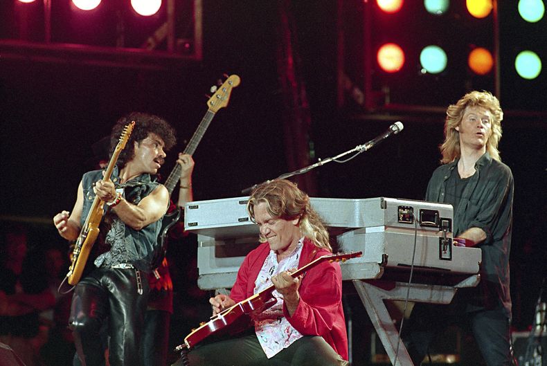 ARCHIVO - John Oates, de izquierda a derecha, G.E.Smith y Daryl Hall actúan en el estadio JFK de Filadelfia para el concierto contra la hambruna Live Aid el 13 de julio de 1985. (Foto AP/Amy Sancetta, archivo)