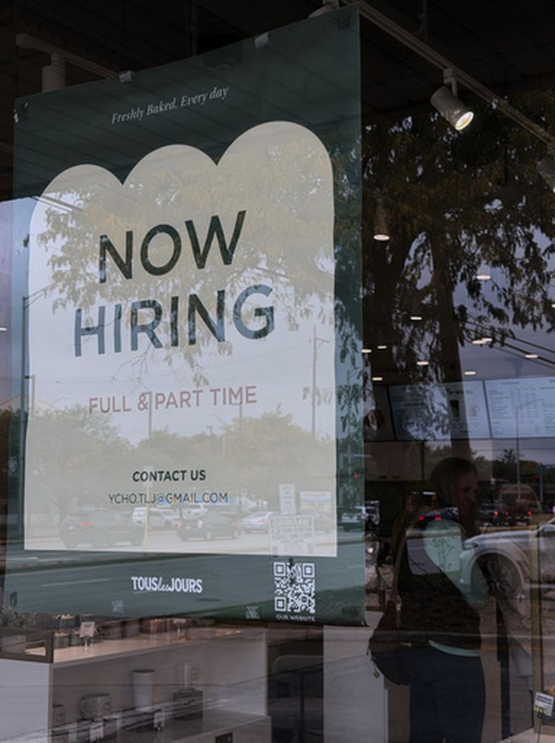 Un letrero de contratación en una pastelería de Arlington Heights, Illinois, el miércoles 30 de septiembre de 2026. (AP Foto/Nam Y. Huh)
