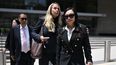 Eileen Wang, exalcaldesa de Arcadia, California, derecha, sale de un tribunal federal tras declararse culpable de actuar como agente ilegal del gobierno chino, el viernes 29 de mayo de 2026, en Los Ángeles. (AP Foto/William Liang)