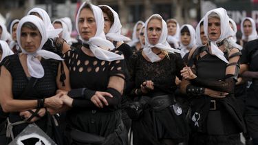 Mujeres vestidas de negro como integrantes de las Madres de la Plaza de Mayo marchan durante la conmemoración del 49vo aniversario del golpe de 1976 en Buenos Aires, Argentina, el lunes 24 de marzo de 2025. (AP Foto/Rodrigo Abd)