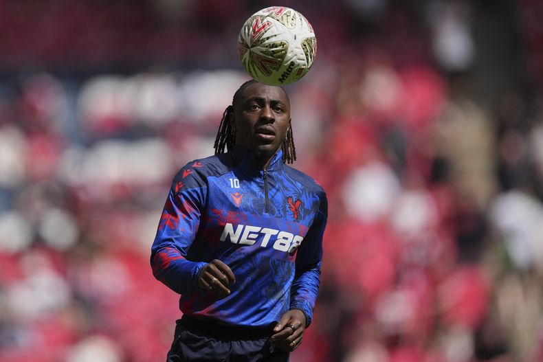 Eberechi Eze del Crystal Palace calienta antes de la final del Community Shield ante el Liverpool en el Estadio de Wembley el domingo 10 de agosto del 2025. (AP Foto/Dave Shopland)